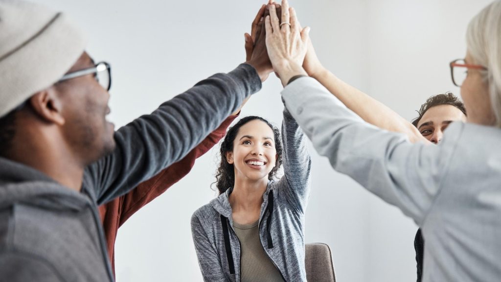 sober living brings people together as they maintain addiction recovery